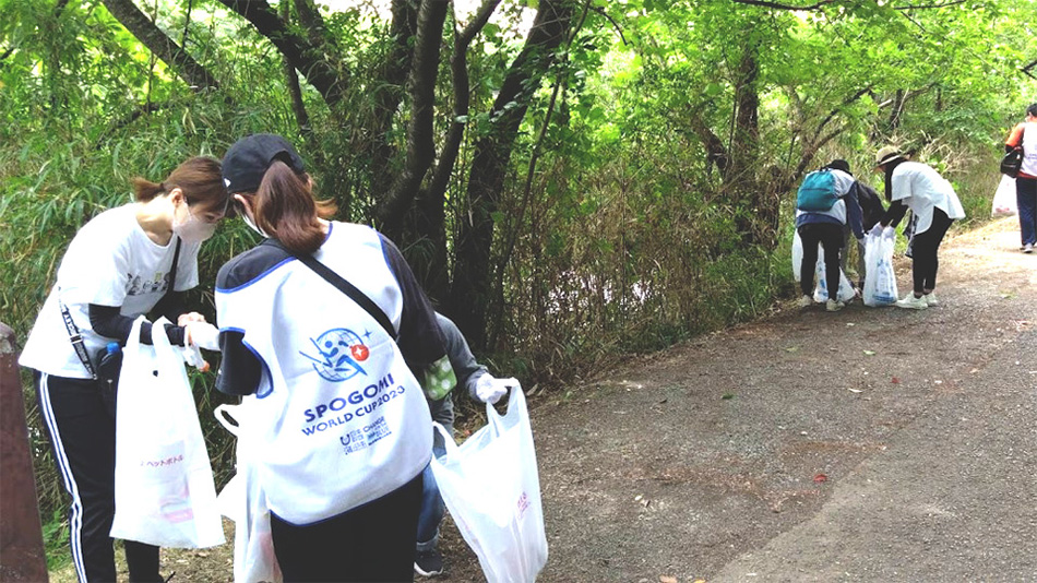 ゆめタウン飯塚の従業員による鳥羽池周辺の清掃活動（2023年6月24日実施）