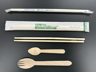 木製・紙製に変更されたカトラリー