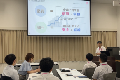 品質管理に関する講義を受ける新任バイヤー