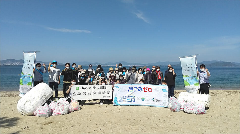 『ゆめテラス祇園の従業員による宮島包ヶ浦海岸清掃』のようす