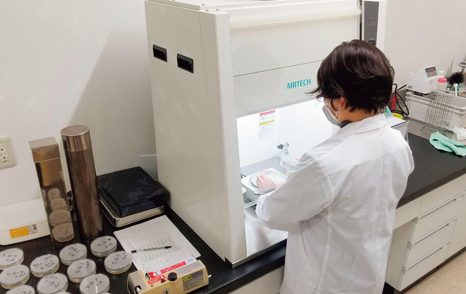 本社の品質管理検査室で品質の管理維持